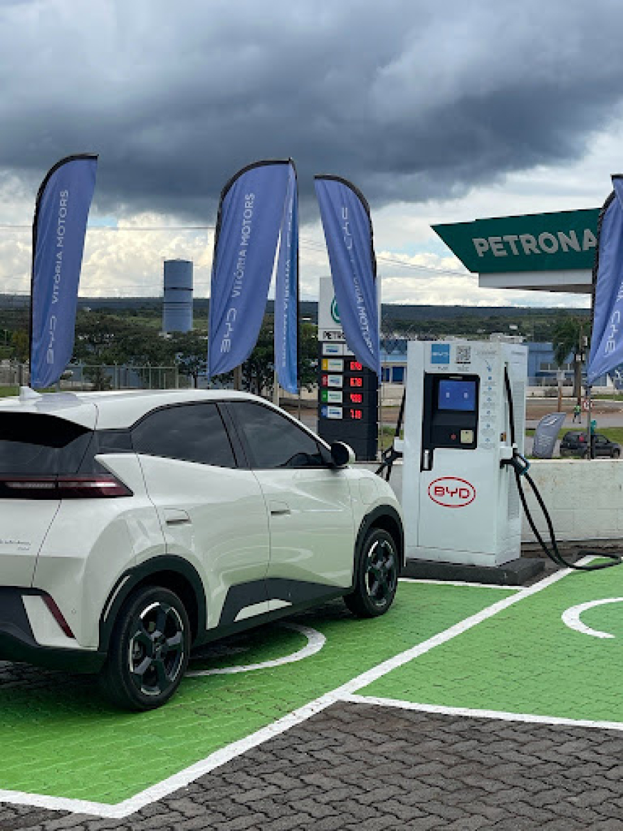 “Quem procura vem pela economia”, diz vendedora de carros elétricos no DF