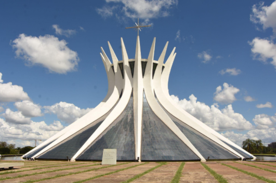 A Joia de Vidro e Concreto: A História e a Arquitetura da Catedral de Brasília