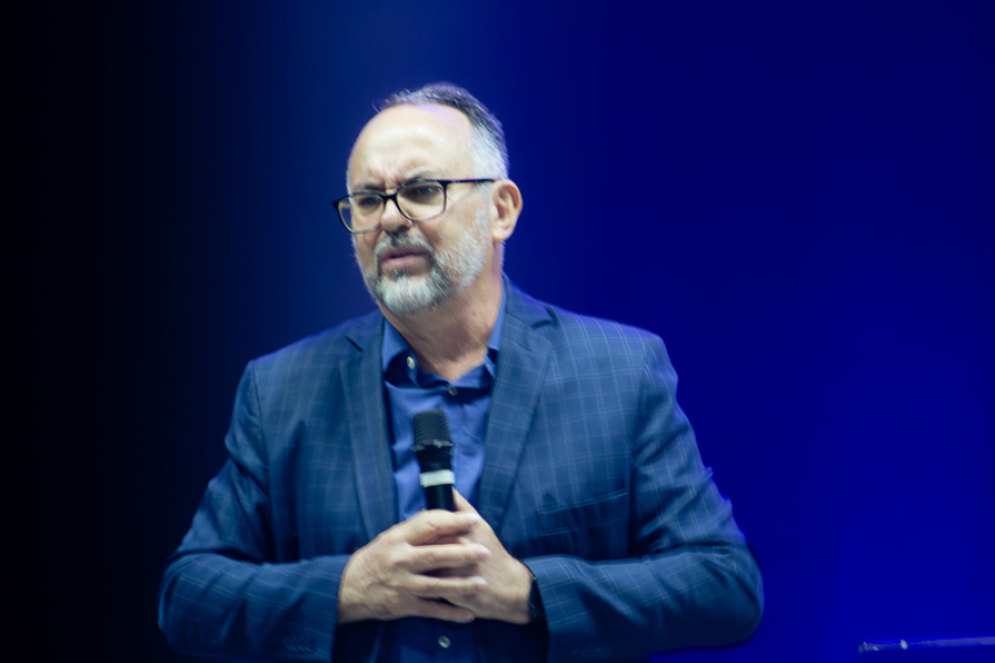 Tocar em Jesus com fé promove milagres e transforma vidas, diz Pastor